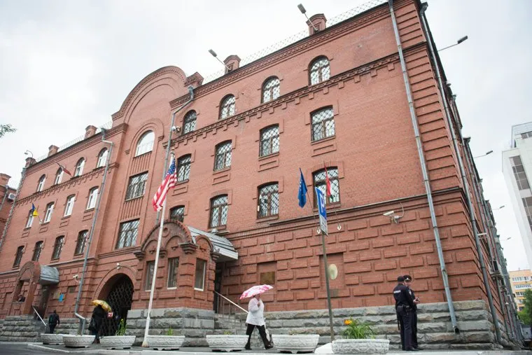 Митинг у американского консульства против геноцида русских. Екатеринбург, консульство сша