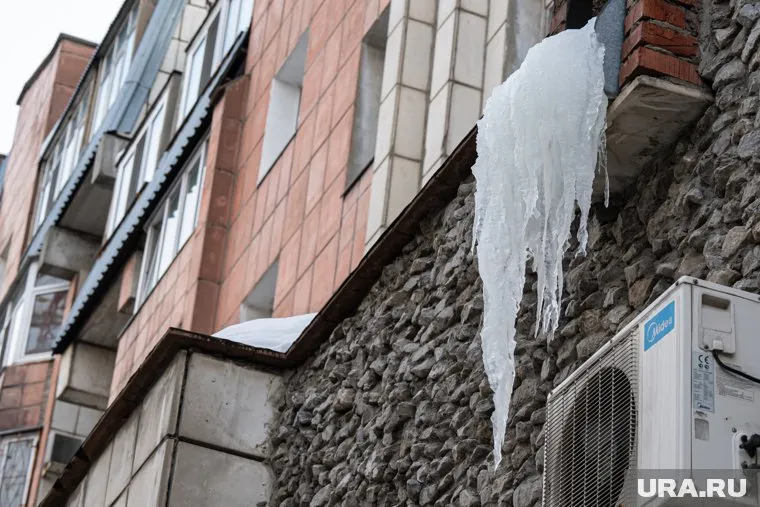 Из-за оттепели увеличился риск падения сосулек на головы пермяков