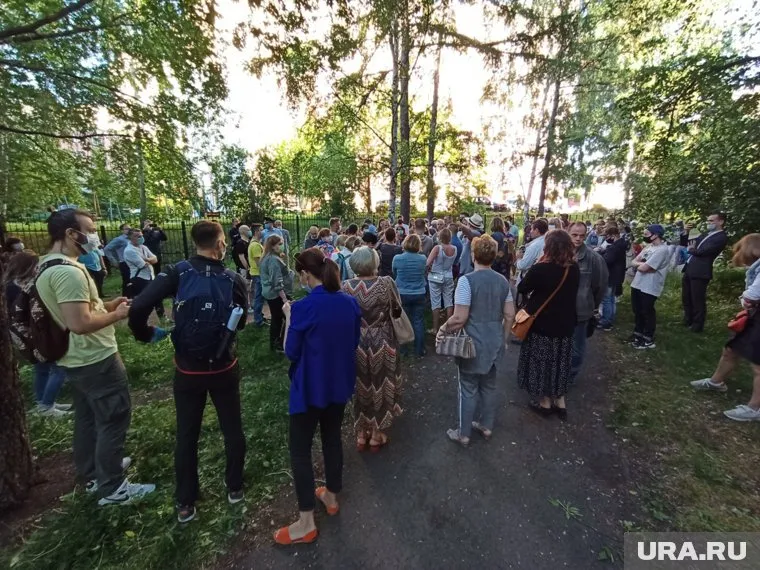 К забору, установленному в парке, вышли около 40 горожан