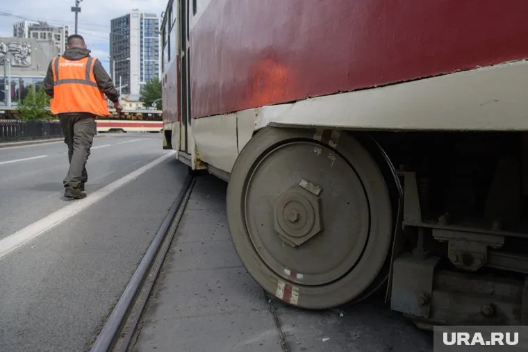 Трамвай сошел с рельсов около Дворца Молодежи (архивное фото)