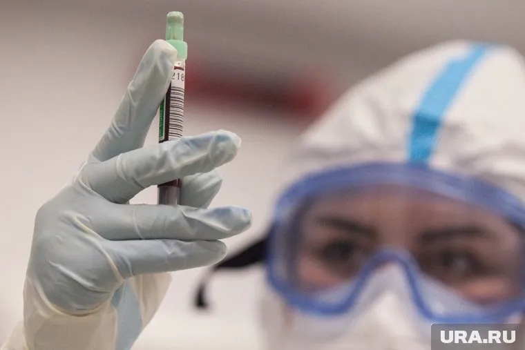 Судить об опасности нового штамма коронавируса пока рано, уверен врач