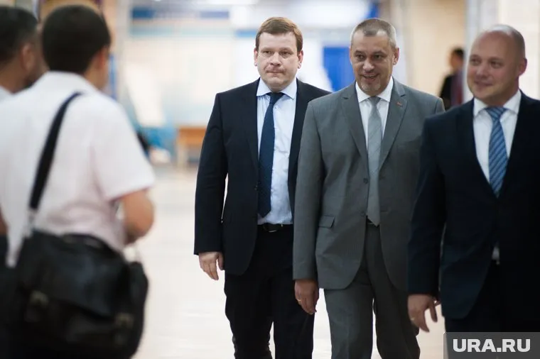 Отправка Дмитрия Ноженко (по центру) на переговоры с областью должна заморозить конфликт между идеологами