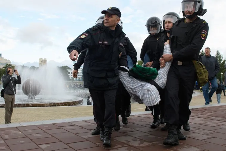 Задержания участников митинга против пенсионной реформы в Екатеринбурге, акция протеста, полиция, задержание