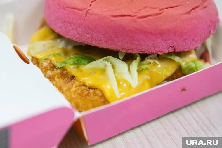 Розовые бургеры стали продавать в заведениях фастфуда