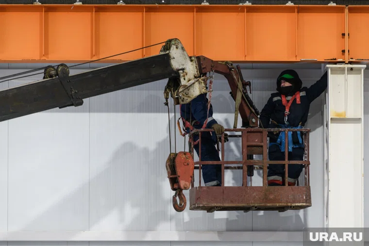 В здании приступили к обустройству кровли 