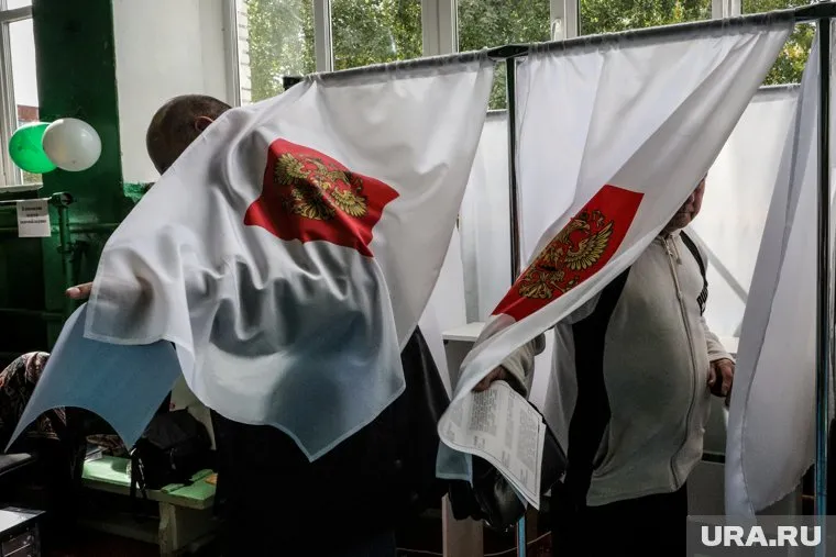 На шоссе Тюнина неизвестные портят баннеры оппозиционеров