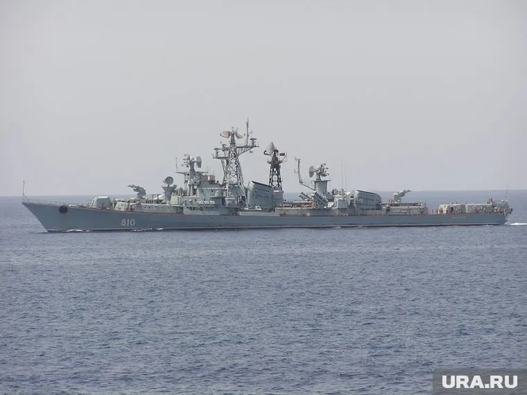 По словам ВМС Украины, российский корабль не отвечал на запросы с украинского фрегата
