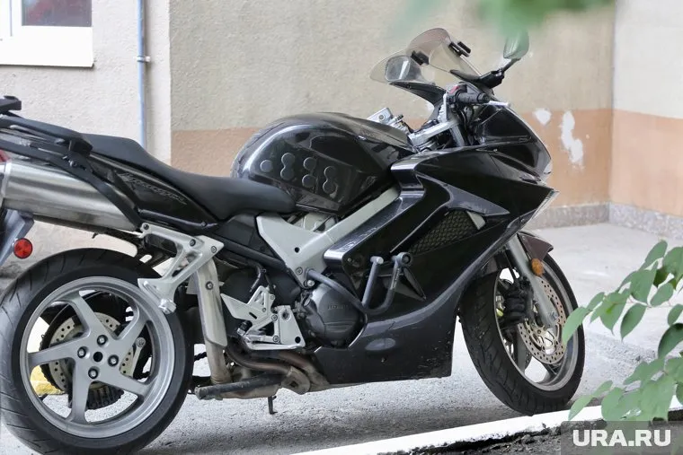 Несовершеннолетнему байкеру придется заплатить штраф за езду без прав и по тротуарам