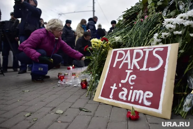 Президент Франции обещал уничтожить "армию фанатиков", совершивших теракты в Париже