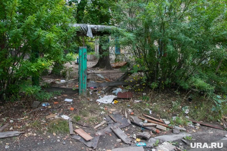 Шадринцы хотят навести порядок во дворе, который облюбовали пьяницы (архивное фото)