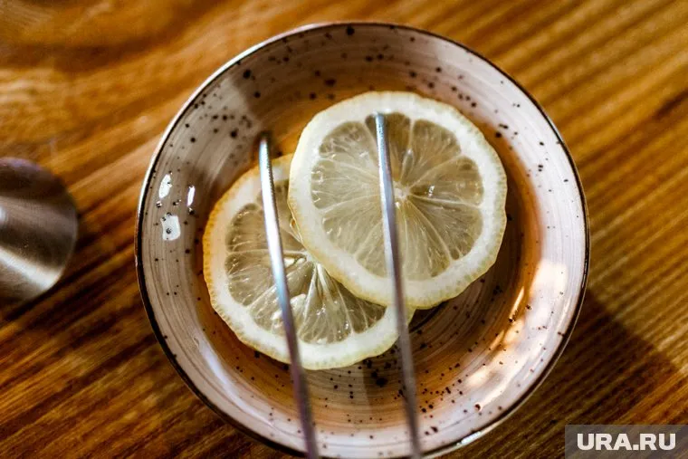 Употребление большого количества лимонов может привести к проблемам со здоровьем, считает терапевт Татьяна Романенко