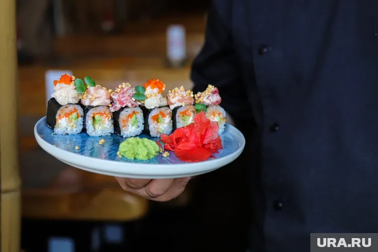 В японское блюдо внутрь попал мелкий железный предмет