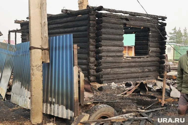 Погорельцам предложили покинуть развалины