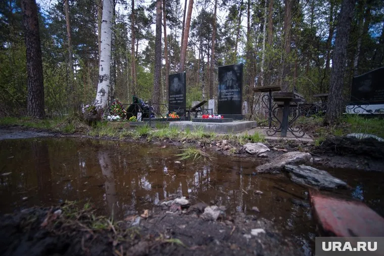 Местные жители жаловались, что из-за воды не могут пройти к могилам умерших родственников