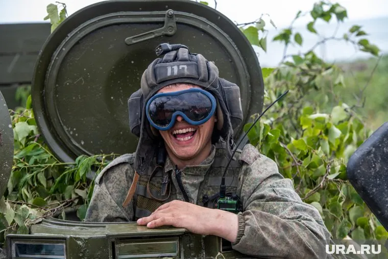 Российским военным придется идти до границы с Польшей, сказал Виктор Литовкин