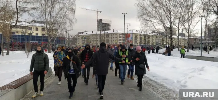 Один из задержанных — парень в черной балаклаве, который направлял толпу (на фото — стоит спиной по центру)