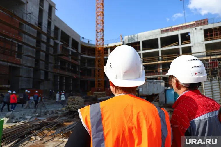 Строитель из КНДР сорвался со строительных лесов и приземлился на спину