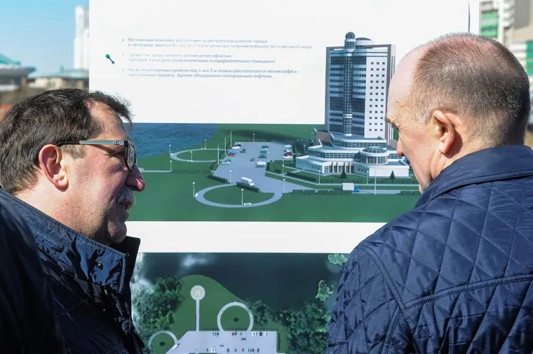 Обход Борисом Дубровским мест строительства конгресс-холла на набережной реки Миасс возле цирка. Челябинск