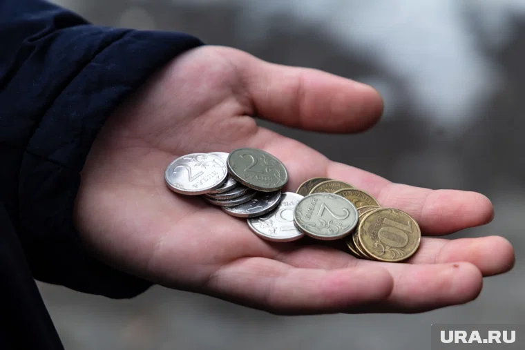 Тюменцев просят не поднимать деньги с пола 