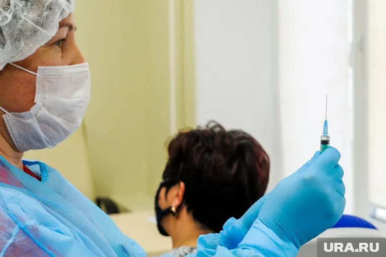 Вакцинированный человек сможет избежать тяжелых последствий коронавируса, уверен Владимир Болибок