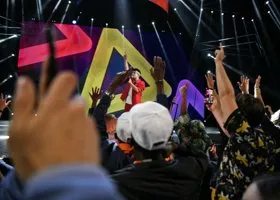 Высокопоставленные гости и автор хита «Ягода малинка»: как в Екатеринбурге прошел общегородской выпускной 