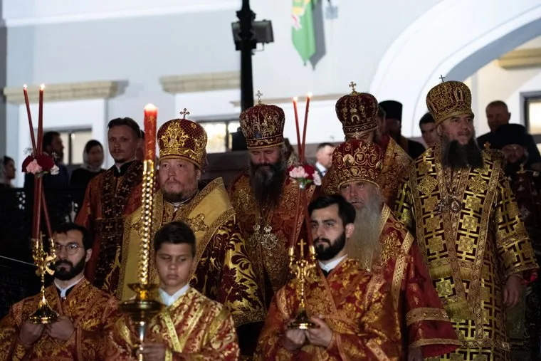 Вечерняя служба перед крестным ходом у Храма на Крови с участием митрополитов. Екатеринбург