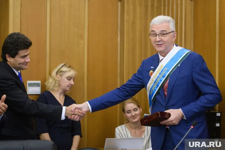 Власть сменилась, а информация о ней — еще нет