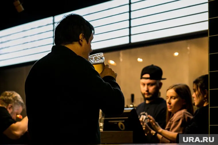 Видеоролик, который транслировали в баре, рассказывал о воздействии алкоголя на органы человека