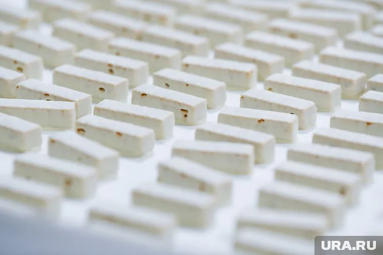 Личинки оказались в батончиках, которые салехардцы купили на почте