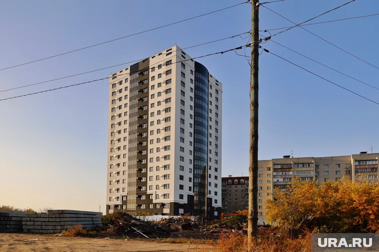 Незаконную высотку в Шевелевке благоустраивают 