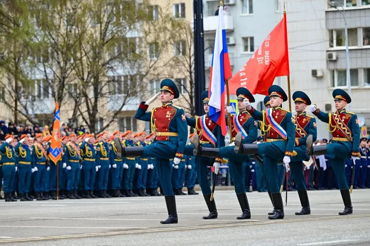 Торжественное прохождение войск Пермского гарнизона и военной техники на Октябрьской площади. Пермь