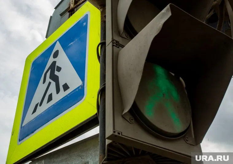 В Челябинске на светофоре сбили пожилую женщину