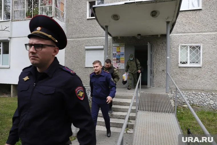 На место ЧП стянуты представители почти всех силовых ведомств Екатеринбурга