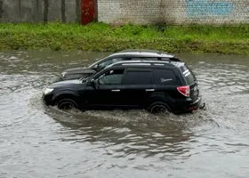 В Кургане из-за дождя на улице провалился асфальт