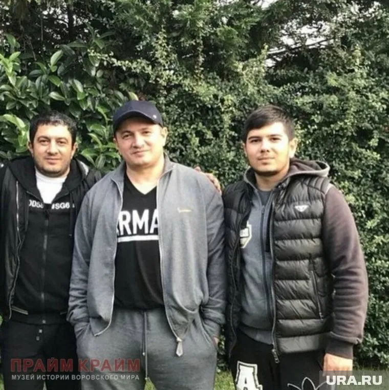 Гули во всем помогают его братья Намик (слева) и Мушфиг (справа)