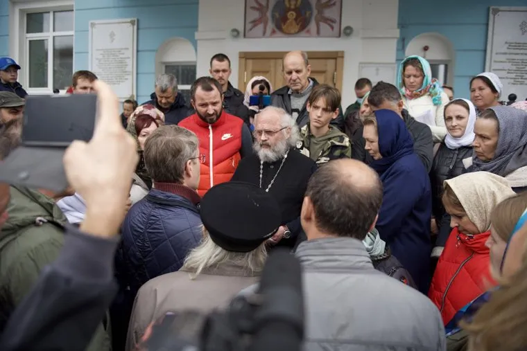 Сторонники отца Сергия (Николай Романов) у здания Екатеринбургской епархии. Необр