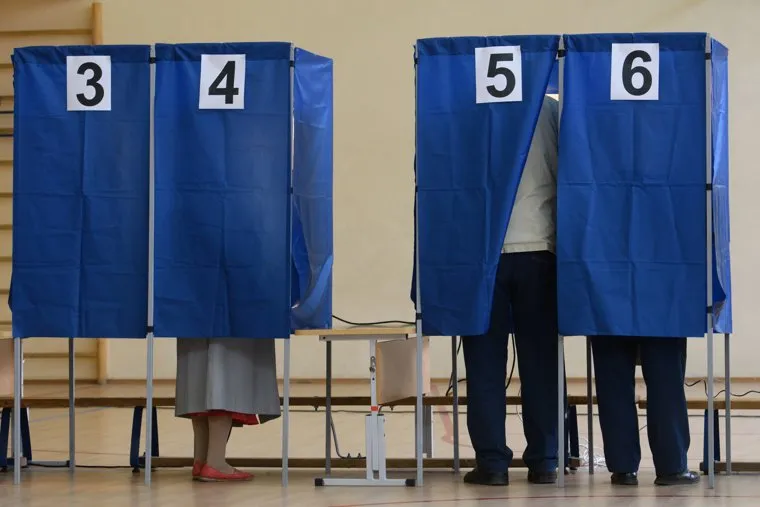 Выборы-2018. Выборы в Екатеринбургскую городскую думу. Екатеринбург, кабинка для голосования, выборы