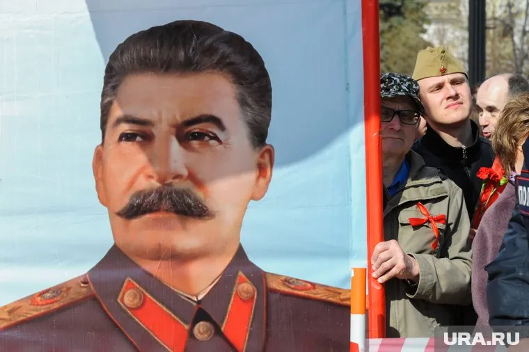 Портрет Иосифа Сталина был поднят в небо утром
