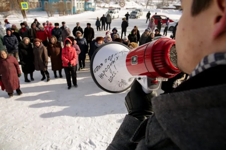 Митинг против сокращения врачей и закрытия отделений в районной больнице. Село Уинское. Пермский край, толпа, рупор, мегафон, громкоговоритель, пропаганда, митинг, агитация, для поднятия народных масс, управление толпой