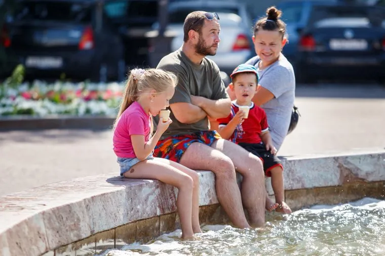 Жизнь Екатеринбурга в жару, семья, вода, мороженое, жара, отдых горожан