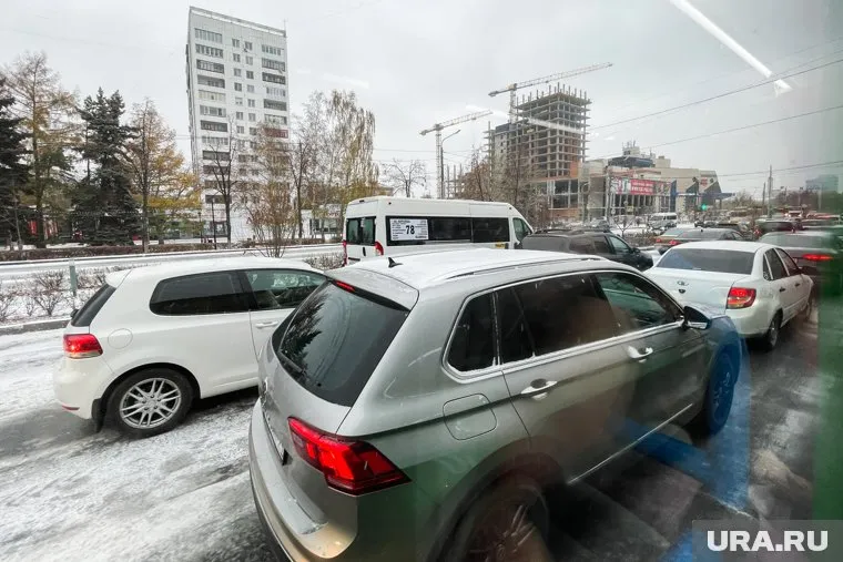 Жители новых микрорайонов встают в пробкуу узкого моста (фото из архива)