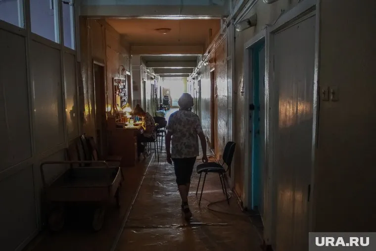 Людмила Федотова хочет устроиться в прифронтовой госпиталь, куда доставляют раненых солдат — чтобы помогать им (архивное фото из медучреждения ЛНР)