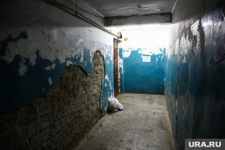 Вот так дом выглядел изнутри еще в 2019 году, а недавно начал рассыпаться его фасад