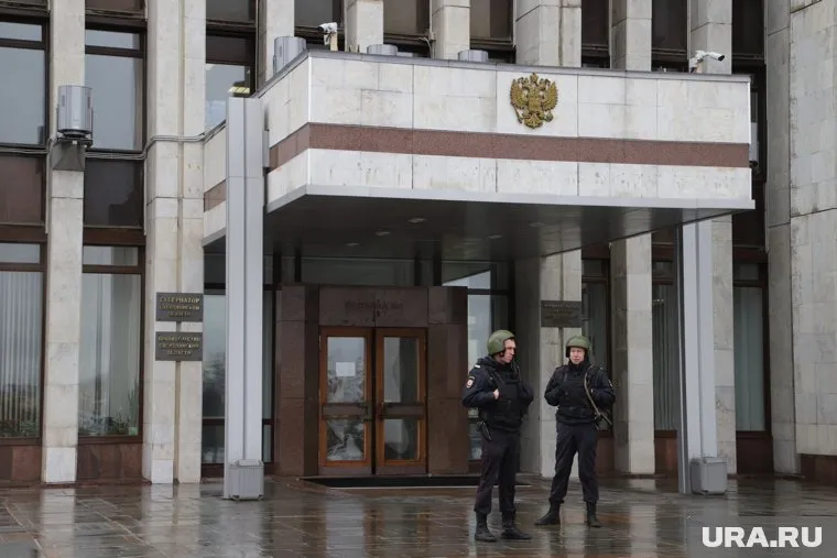 Мы не успели снять момент, когда дама пыталась прорваться в здание Белого дома за документами. Но общее напряжение передает и этот снимок