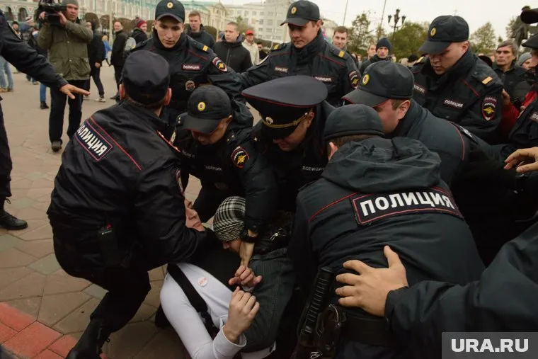 Разгонять толпу школьников пришлось сотрудникам полиции (фото из архива)