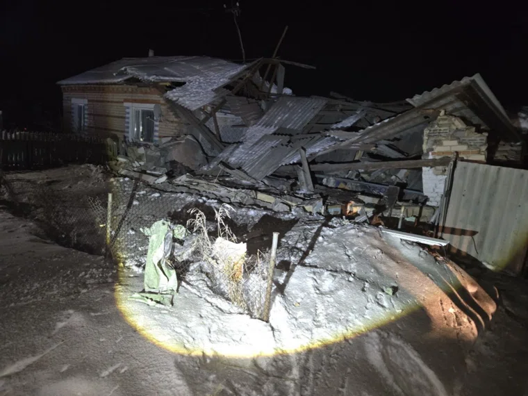 От взрыва дом разрушился