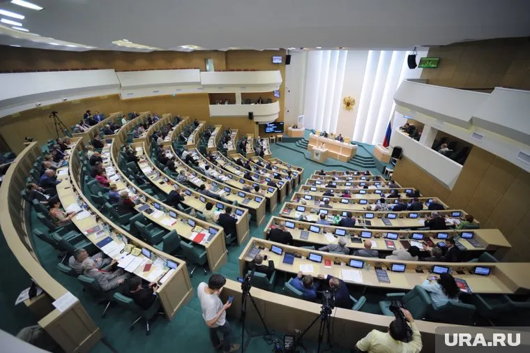 Заседание Совета Федерации - верхней палаты российского парламента, где представлены почти все типы политиков.