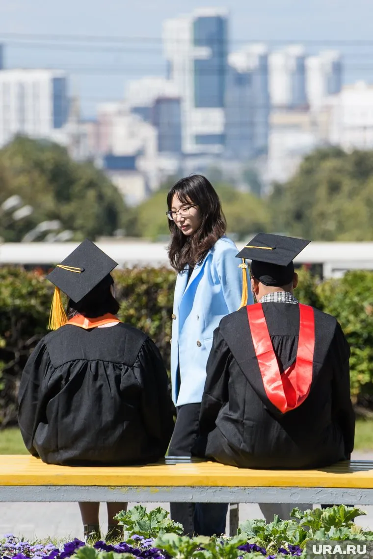 Причиной переноса даты выдачи диплома, по словам выпускников, стала изоляция одного из членов комиссии