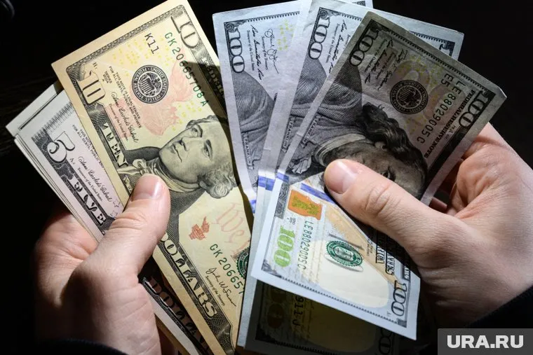 Курс доллара находится на уровне 74,9 рубля