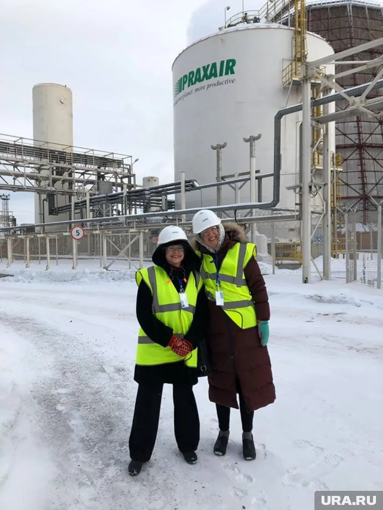 Эми Сторроу (на фото справа) в Нижнем Тагиле посетила завод по разделению воздуха